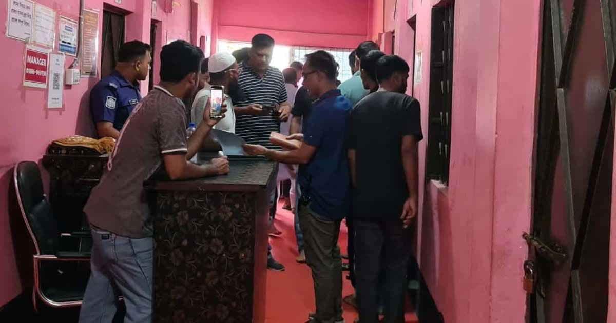 হোটেলে পুলিশ কর্মকর্তার ঝুলন্ত লাশ, রক্তাক্ত অবস্থায় উদ্ধার স্ত্রী