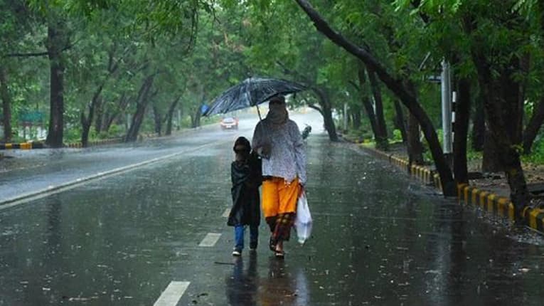 ঢাকায় বৃষ্টি কমতে পারে আজ বিকেলে