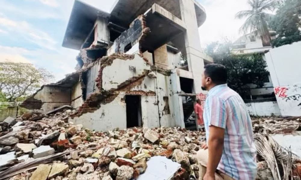 ধানমন্ডি ৩২ নম্বর দেখতে এসে যুবলীগ নেতা আটক