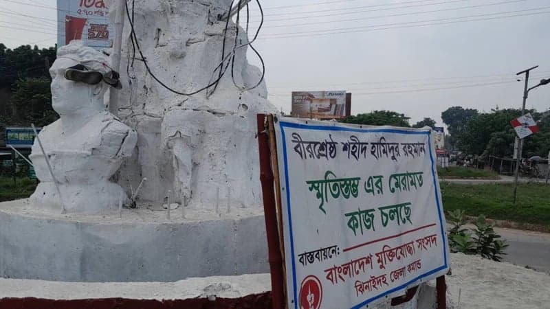 বীরশ্রেষ্ঠ হামিদুর রহমানের সেই ভাস্কর্যে এবার জুতার মালা, ছড়িয়ে পড়েছে ছবি