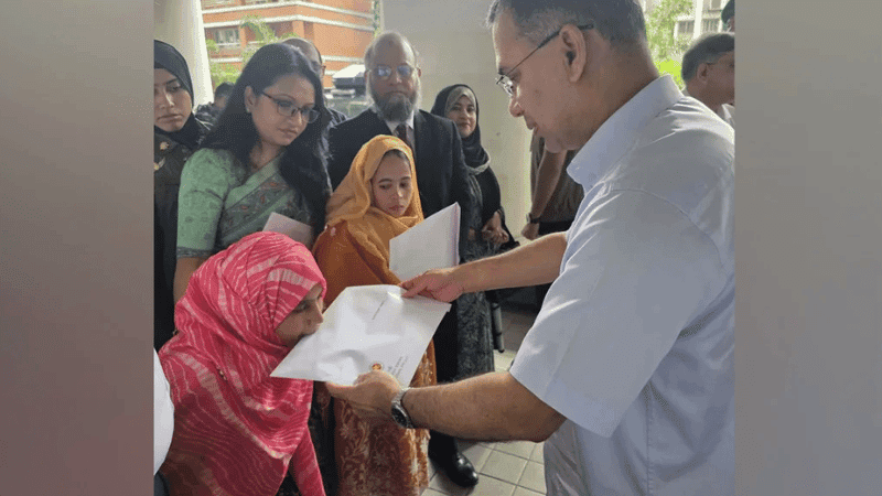 বিশেষ চাহিদাসম্পন্ন তিনজনকে নিয়োগপত্র তুলে দিলেন প্রধানমন্ত্রী