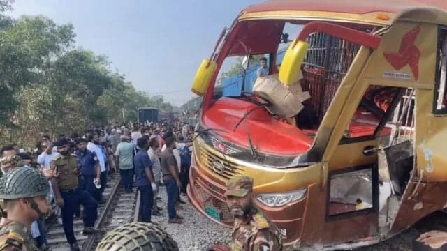 পাঁচ ঘণ্টা পর চট্টগ্রামের সঙ্গে সারাদেশের রেল যোগাযোগ স্বাভাবিক