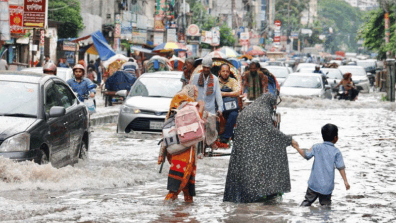 অঝোর বৃষ্টিতে পানির নিচে রাজধানী, জলাবদ্ধতায় চরম ভোগান্তি