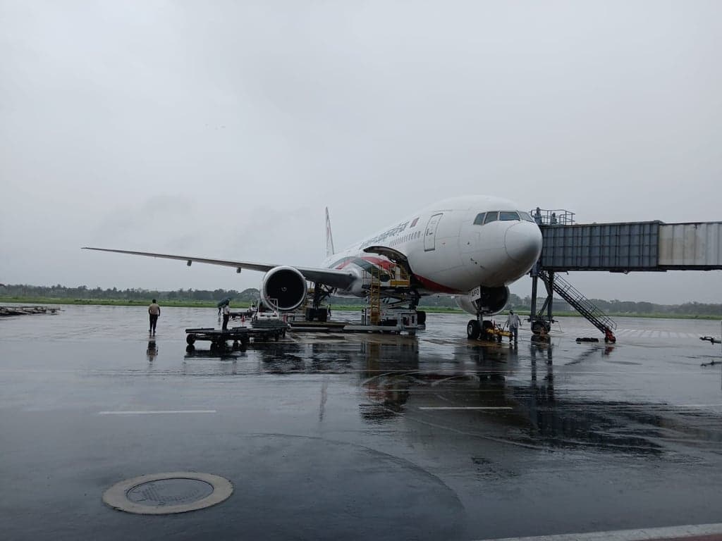 যান্ত্রিক ত্রুটিতে শাহ আমানতে রানওয়েতে আটকে গেলো বিমান