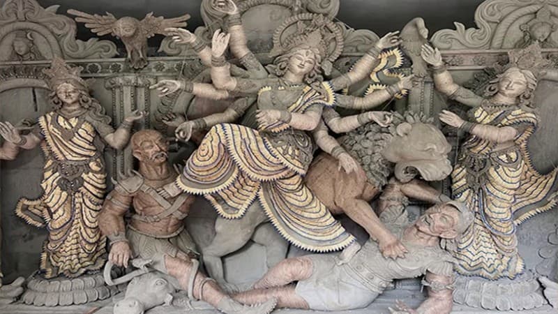 সাতক্ষীরায় ব্যতিক্রমী আয়োজন, দেড় লাখ দিয়াশলাই কাঠি ও রেশমি সুতায় দুর্গাপ্রতিমা