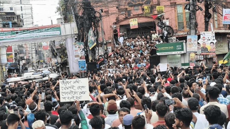 কুমিল্লাকে বিভাগ ঘোষণার দাবিতে হাজারো মানুষের বিক্ষোভ