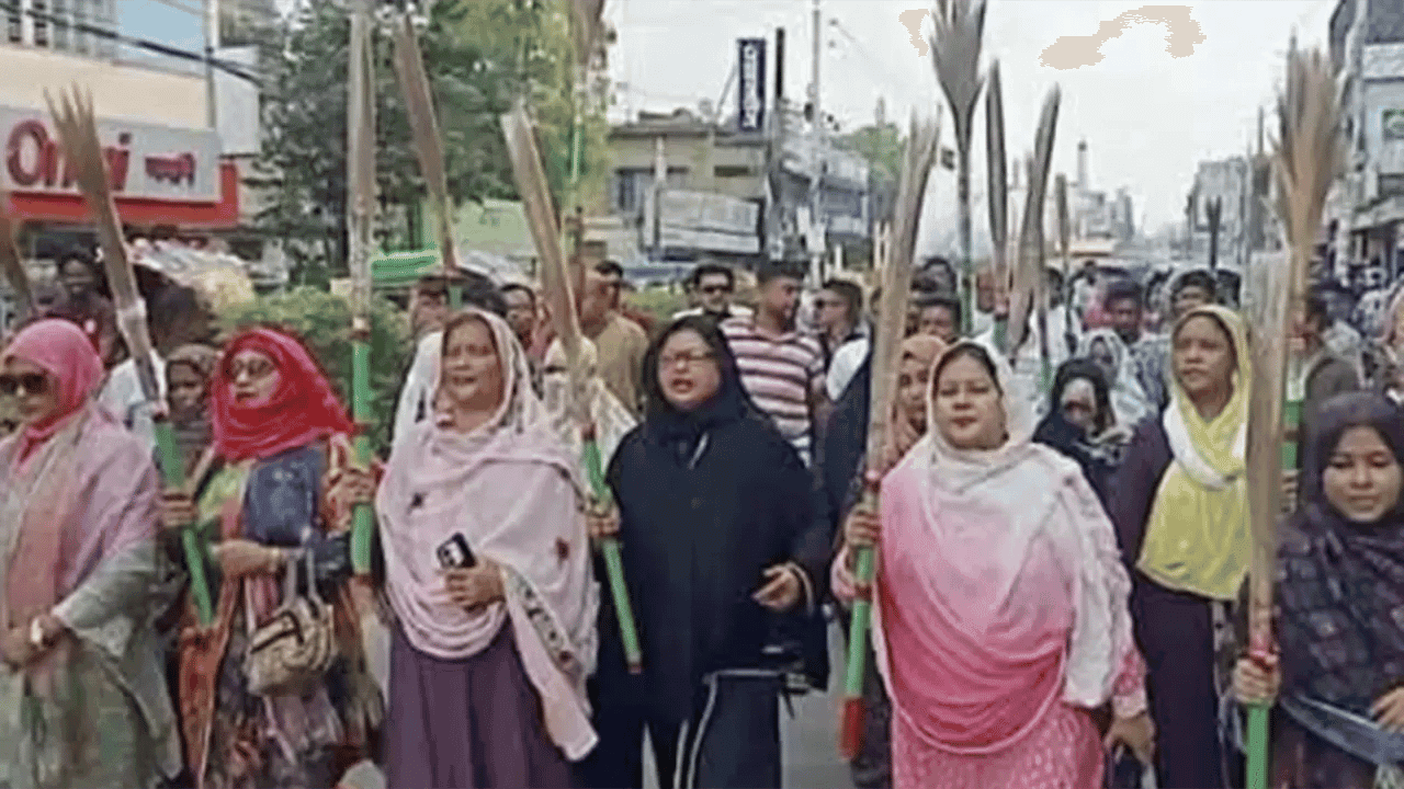 কুষ্টিয়ায় আমীর হামজার বিরুদ্ধে ঝাড়ু মিছিল