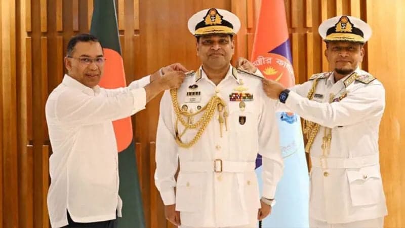 নতুন নৌবাহিনী প্রধানকে র‍্যাঙ্ক ব্যাজ পরালেন প্রধানমন্ত্রী