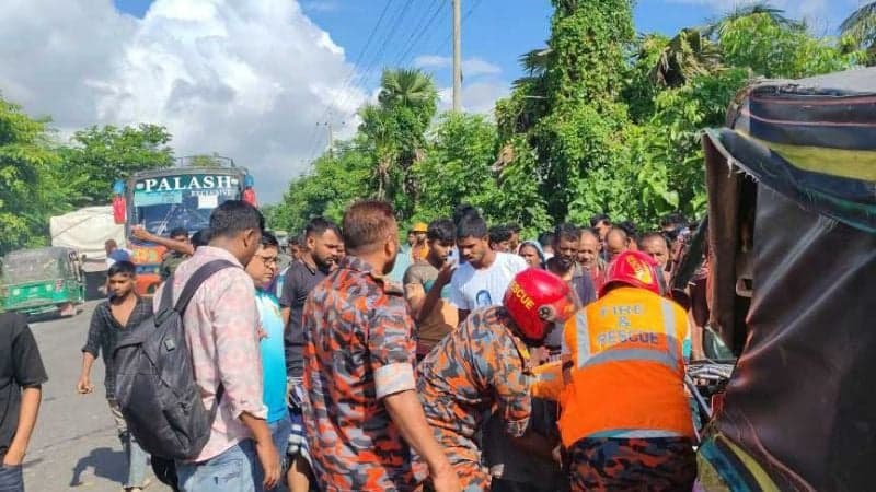 খুলনায় ট্রাক-ইজিবাইক সংঘর্ষে নিহত ৩