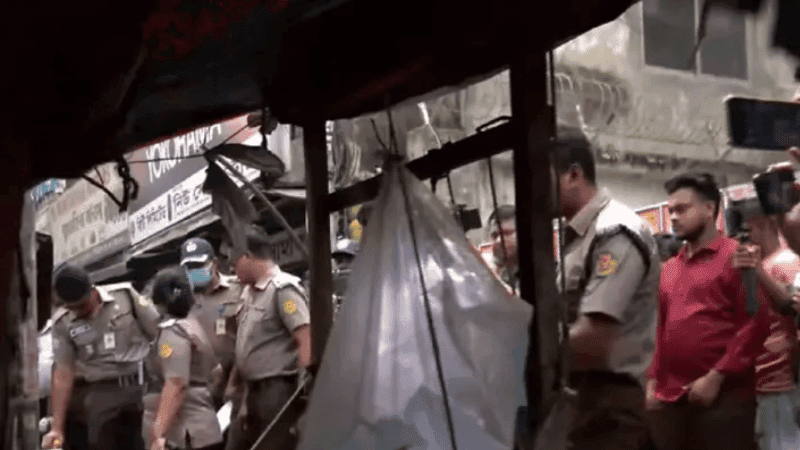 ফুটপাত দখলমুক্ত করতে রাজধানীতে ডিএমপির অভিযান