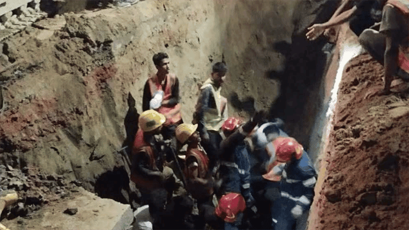 চট্টগ্রামে মাটি চাপায় প্রাণ গেল ২ শ্রমিকের