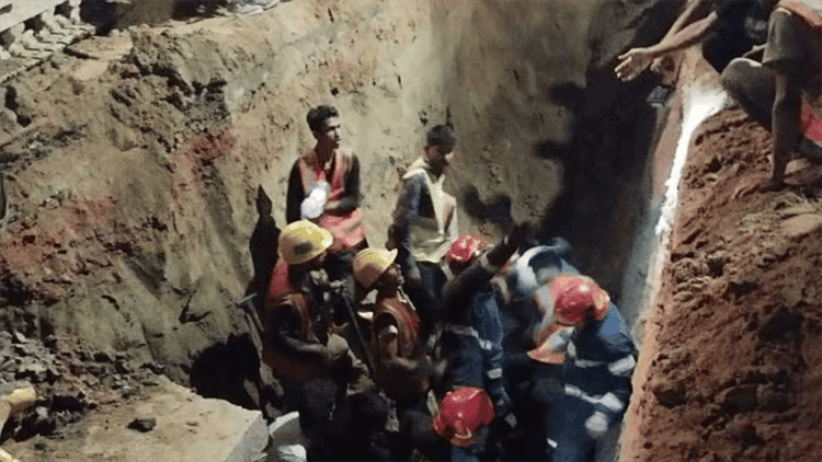 চট্টগ্রামে মাটি চাপায় প্রাণ গেল ২ শ্রমিকের