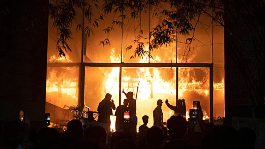 ‘গণমাধ্যম পুড়ে গেলে বাকস্বাধীনতা ছাই হয়ে যায়’