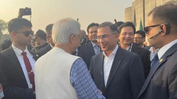 প্রধানমন্ত্রীর সঙ্গে শুভেচ্ছা বিনিময় করলেন বিদায়ী প্রধান উপদেষ্টা