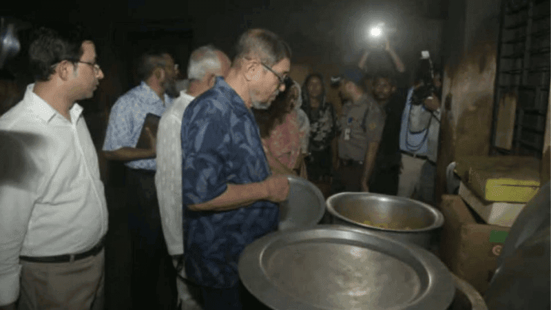 হাসপাতালে রোগীদের খাবার দেখে ক্ষুব্ধ স্বাস্থ্যমন্ত্রী, মুখে নিয়েই ফেলে দিলেন
