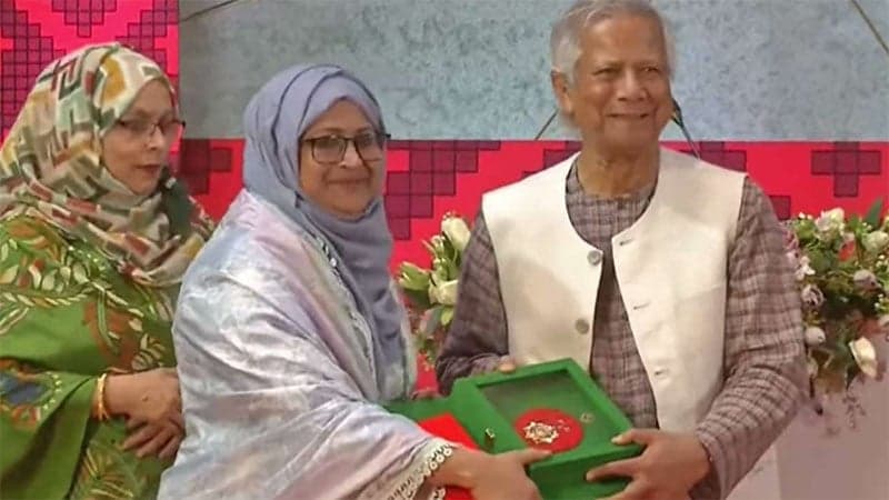 ৭ বিশিষ্টজনকে স্বাধীনতা পুরস্কার দিলেন প্রধান উপদেষ্টা