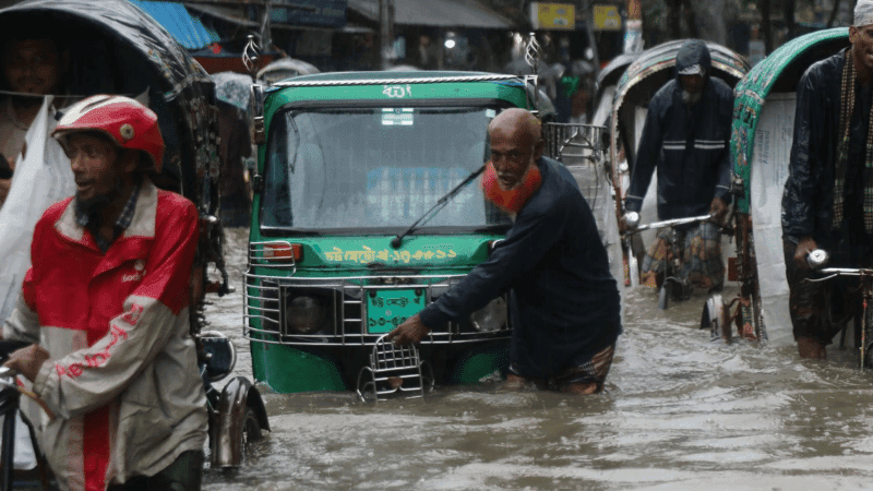 চট্টগ্রামে ৪২ বছরের মধ্যে সর্বোচ্চ বৃষ্টি, জনজীবন অচল