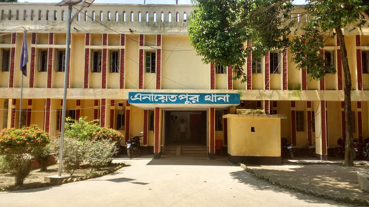 সিরাজগঞ্জের এনায়েতপুর থানায় ১৩ পুলিশকে পিটিয়ে হত্যা