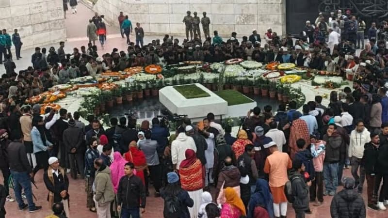 খালেদা জিয়ার কবর জিয়ারত করতে নেতাকর্মীদের ঢল 