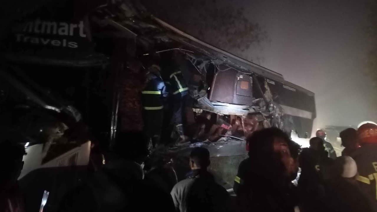 মীরসরাইয়ে দাঁড়িয়ে থাকা ট্রাকে বাসের ধাক্কা, নিহত ৩