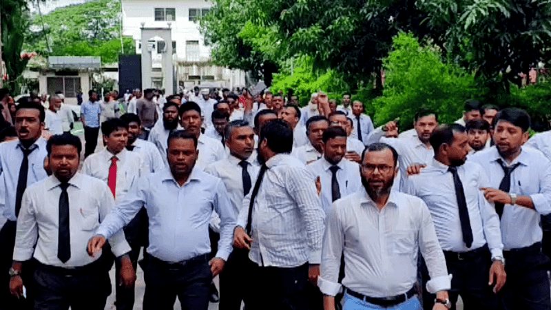 গোপালগঞ্জে বিচারকের অপসারণ দাবিতে আইনজীবীদের বিক্ষোভ