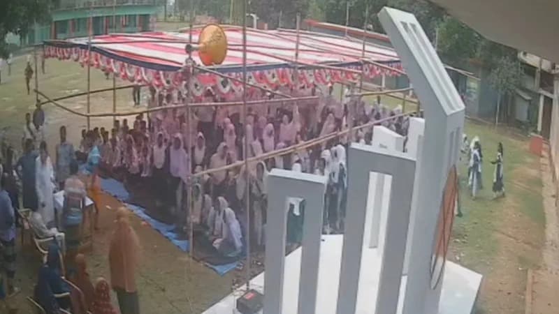 মাইক্রোফোন ছিনিয়ে নিয়ে প্রধান শিক্ষকের কক্ষে তালা ঝোলালেন বিএনপি নেতা, এসএসসি বিদায় অনুষ্ঠান পণ্ড