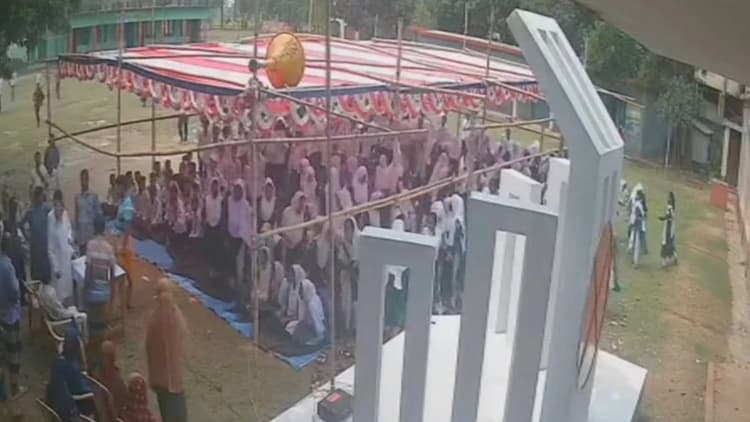 মাইক্রোফোন ছিনিয়ে নিয়ে প্রধান শিক্ষকের কক্ষে তালা ঝোলালেন বিএনপি নেতা, এসএসসি বিদায় অনুষ্ঠান পণ্ড