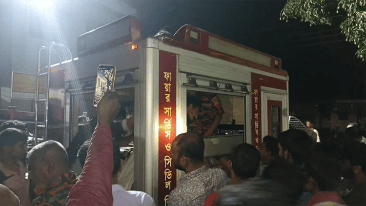 কুড়িগ্রামে  ট্রাক-মাইক্রোবাস সংঘর্ষে নিহত ৩