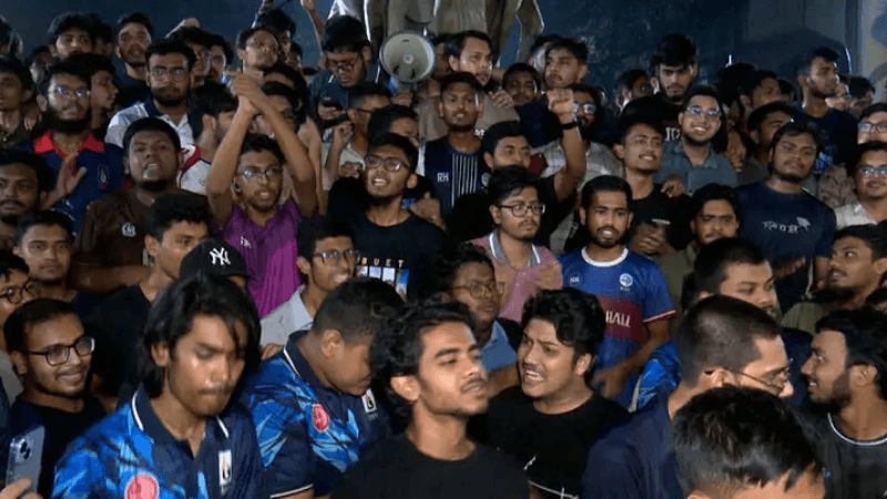 প্রকৌশলীদের অপমানের প্রতিবাদে মধ্যরাতে বুয়েট শিক্ষার্থীদের বিক্ষোভ