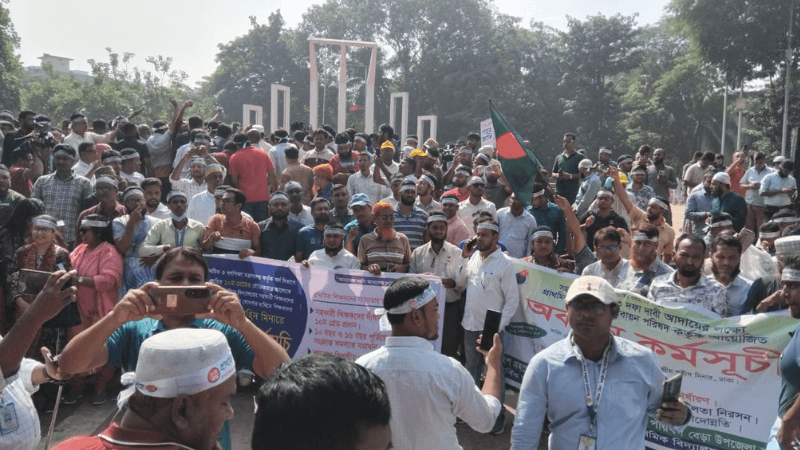 শহীদ মিনারে প্রাথমিকের শিক্ষকেরা, দুই উপদেষ্টার পদত্যাগ দাবি