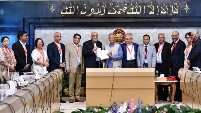 প্রধান উপদেষ্টার কাছে অর্থনীতির শ্বেতপত্র জমা