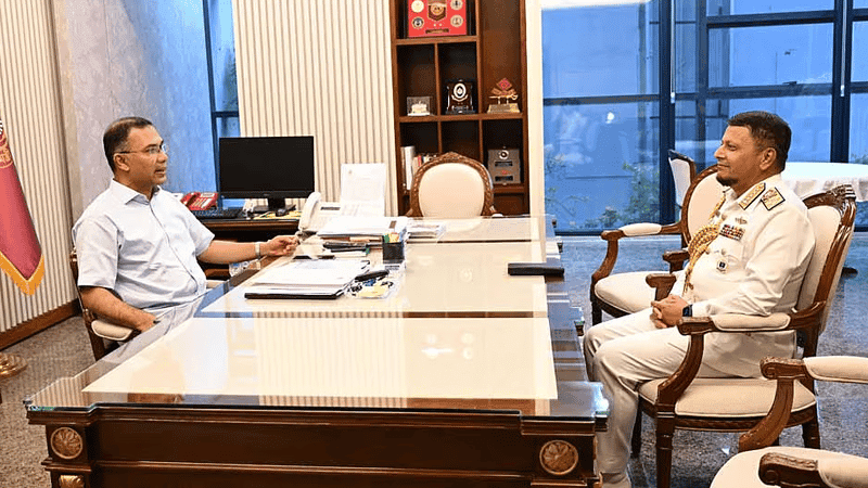 প্রধানমন্ত্রীর সঙ্গে বিদায়ী নৌবাহিনী প্রধানের সৌজন্য সাক্ষাৎ