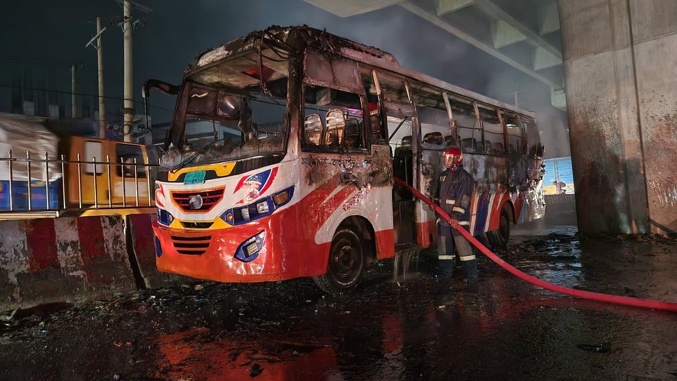 আশুলিয়ায় পার্কিংয়ে থাকা বাসে আগুন
