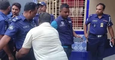 অভিযানের আগে পুলিশের দেহ তল্লাশি, যা জানা গেল