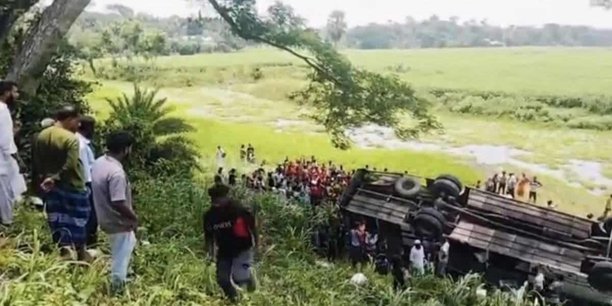 ফরিদপুরে নিয়ন্ত্রণ হারিয়ে খাদে পড়ল যাত্রীবাহী বাস, আহত ২৩