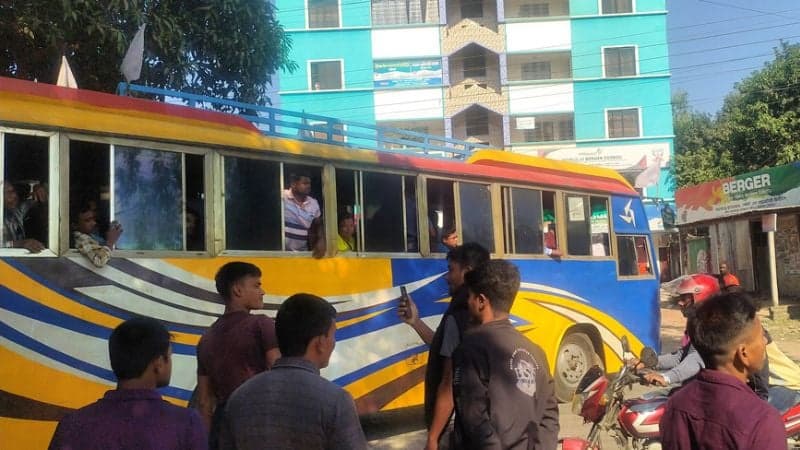 কুড়িগ্রামে হিন্দুদের সমাবেশগামী বাসে হামলার অভিযোগ