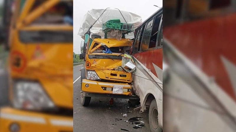 ঢাকা-মাওয়া এক্সপ্রেসওয়েতে বাসে ট্রাকের ধাক্কায় নিহত ১, আহত ৬