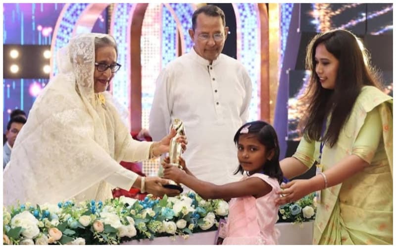 জাতীয় চলচ্চিত্র পুরস্কার প্রদান করলেন প্রধানমন্ত্রী