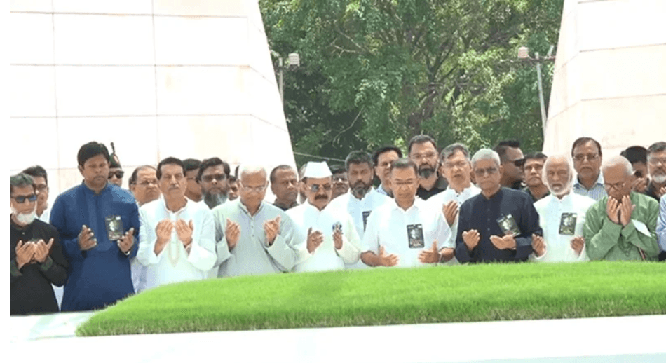 শহীদ জিয়াউর রহমানের সমাধিতে তারেক রহমানের শ্রদ্ধা নিবেদন