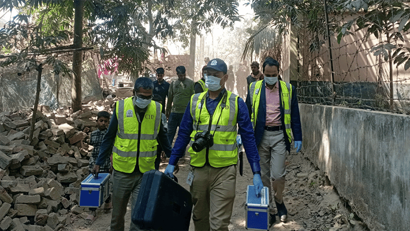 চাঁপাইনবাবগঞ্জে ককটেল বিস্ফোরণের ঘটনাস্থলে সিআইডির টিম