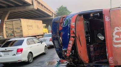 বনানীতে বাস উল্টে ৪২ পোশাক শ্রমিক আহত