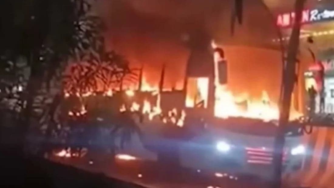 রাজধানীতে তিন বাসে আগুন, বিভিন্ন স্থানে হাতবোমা বিস্ফোরণ