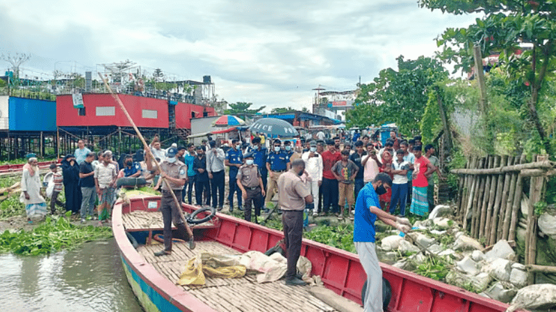 মেঘনায় কচুরিপানা সরাতেই মিলল নারী-পুরুষের মরদেহ