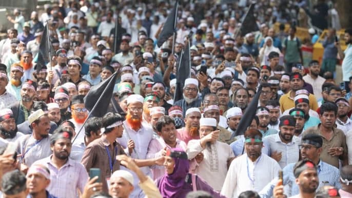 ৩ দফা দাবিতে এমপিওভুক্ত শিক্ষকদের কালো পতাকা মিছিল