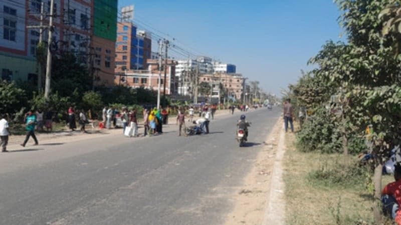 বকেয়া বেতনের দাবিতে মহাসড়ক অবরোধ অব্যাহত রেখেছে বেক্সিমকো শ্রমিকরা