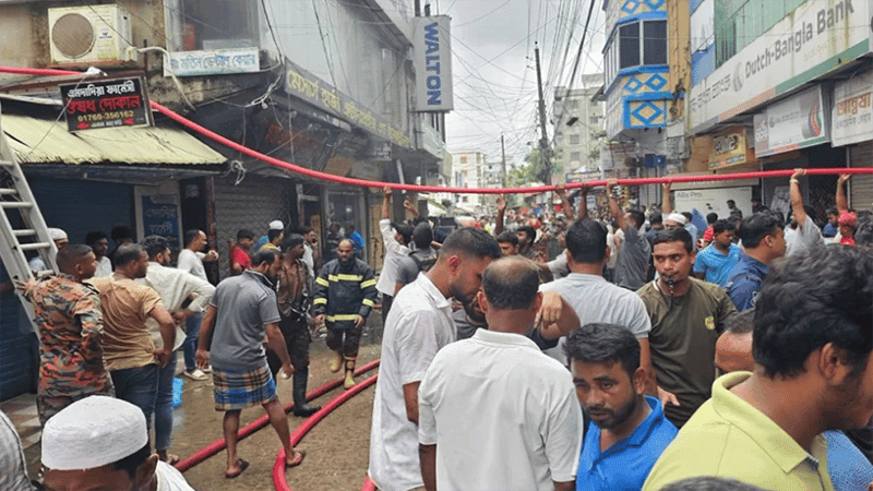 নোয়াখালীতে ভবনে আগুন, ছাদে আটকে পড়াসহ ৩৫ জনকে উদ্ধার