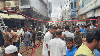 নোয়াখালীতে ভবনে আগুন, ছাদে আটকে পড়াসহ ৩৫ জনকে উদ্ধার