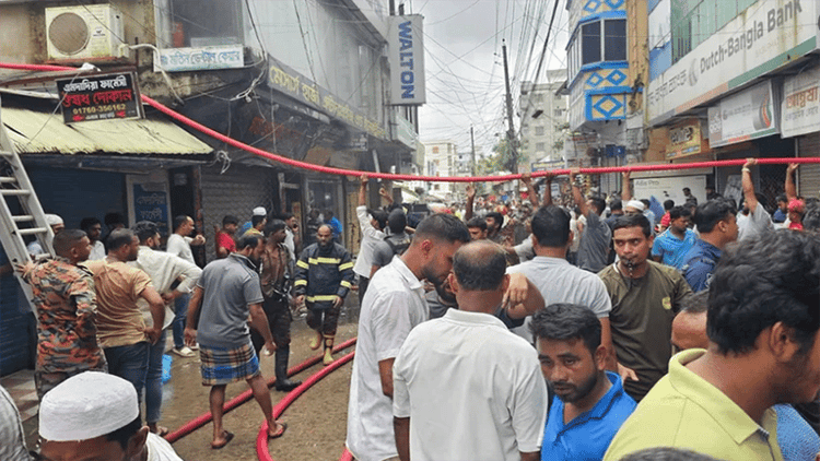 নোয়াখালীতে ভবনে আগুন, ছাদে আটকে পড়াসহ ৩৫ জনকে উদ্ধার