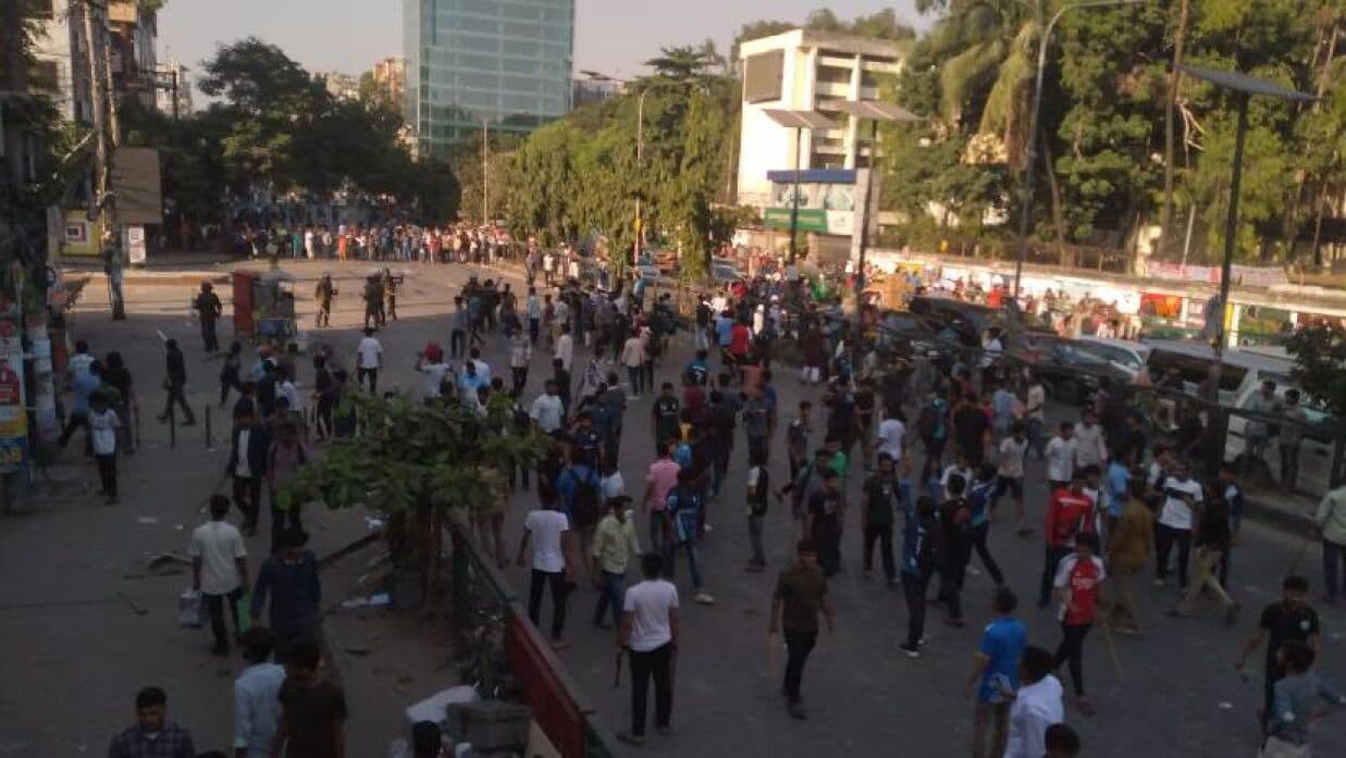 ঢাকা কলেজ ও সিটি কলেজ শিক্ষার্থীদের মধ্যে সংঘর্ষ চলছে