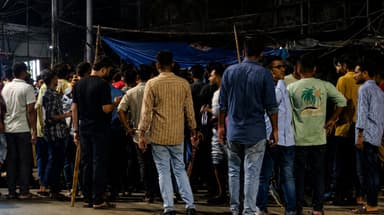 নিউমার্কেটে ফুটপাতে দোকান বসানো নিয়ে ছাত্রদল-যুবদল সংঘর্ষে আহত ২০